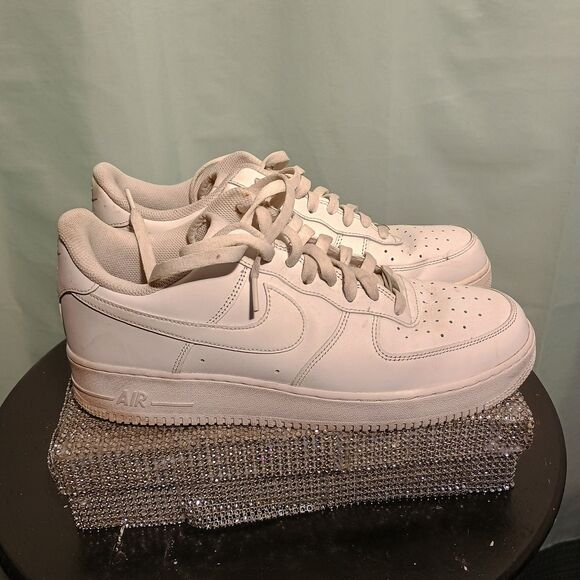"Classic White Nike Air Force 1 Sneakers – Iconic Street Style Shoes" - Picture 3 of 5
